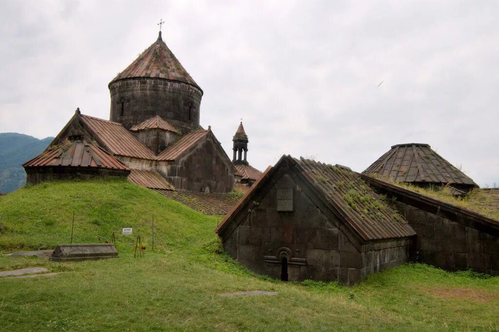 Армянская старинная. Ахпат Армения. Ахпат храм. Монастырь Кобайр Армения. Храм в Армении в горах.