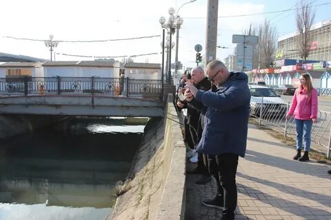 Все ребята высыпали на реку впр