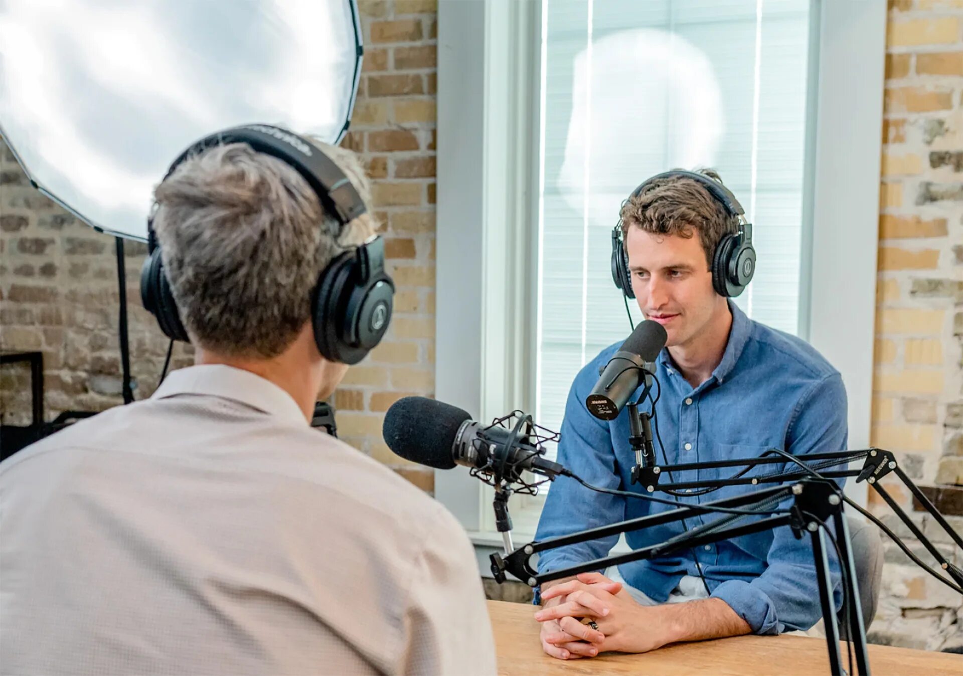 Студия для интервью. Подкаста людей. Интервью на радио. Человек записывающий на студии. Видеоподкасты.