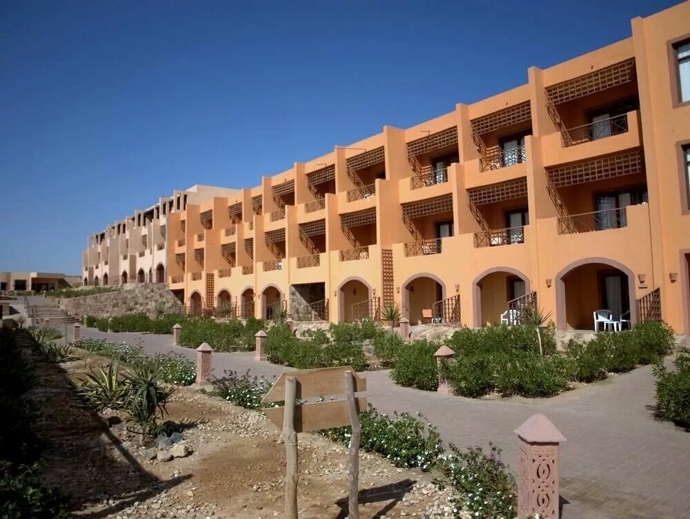 Raouf hotels заброшен. Отель в пустыне. Заброшенные отели хургады. Заброшенные отели хургады. Вива блю шарм хургада.