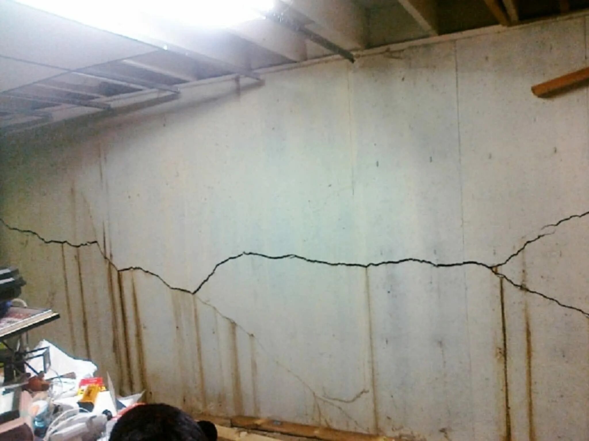На стене появились трещины. Трещины в перегородках. Дефекты стен. Трещина в стене. Усадочные трещины в стенах.