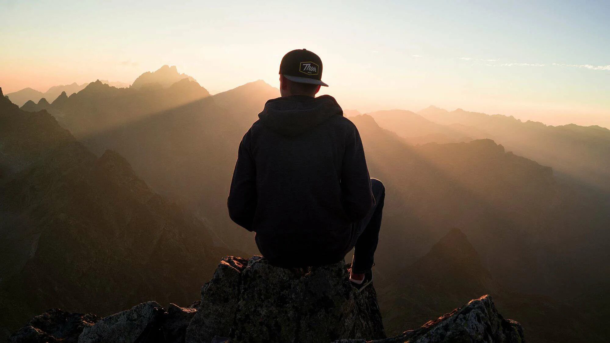 Дйгиз картинка. Человек в горах. Man standing on mountain. Человек на горе. Человек на вершине горы.