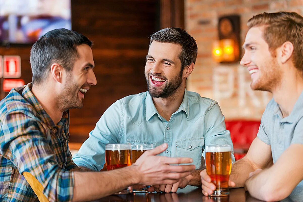 Мужчины в пабе. Мужчина в баре. Мужчина с друзьями в баре. Мужики в баре с пивом. Two young men