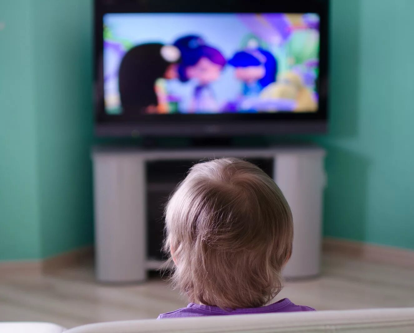 Kids watching tv. Телевизор. Телевизор с мультиками. Телевидение для детей. Детские телевизоры.