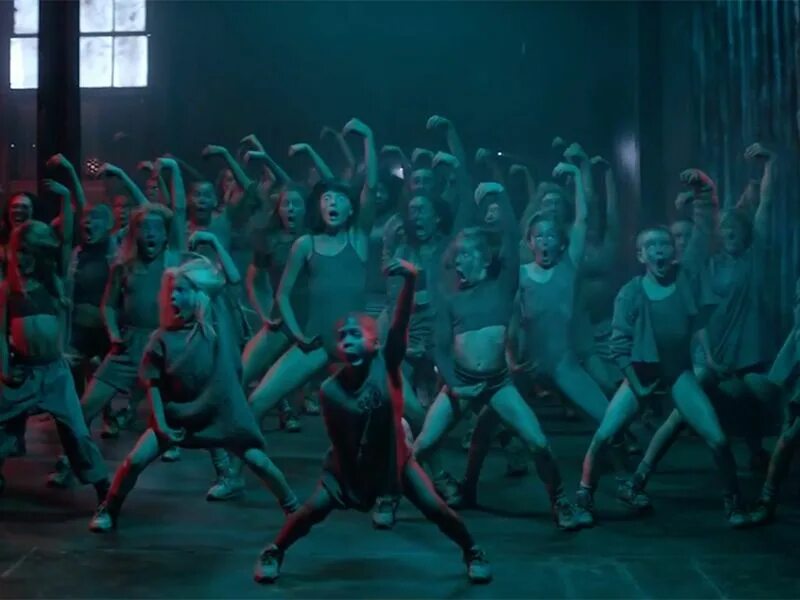 Sia the greatest. Sia cheap thrills клип. Мэдди из клипа сии. Sia cheap thrills клип. Сиа саундтрек к фильму.