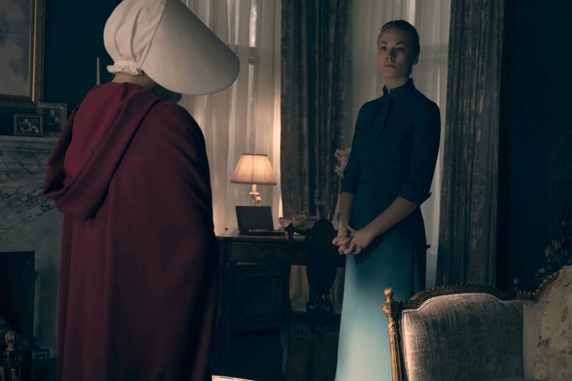 Служанка джун. Исповедь служанки. Yvonne Strahovski Handmaid's Tale.