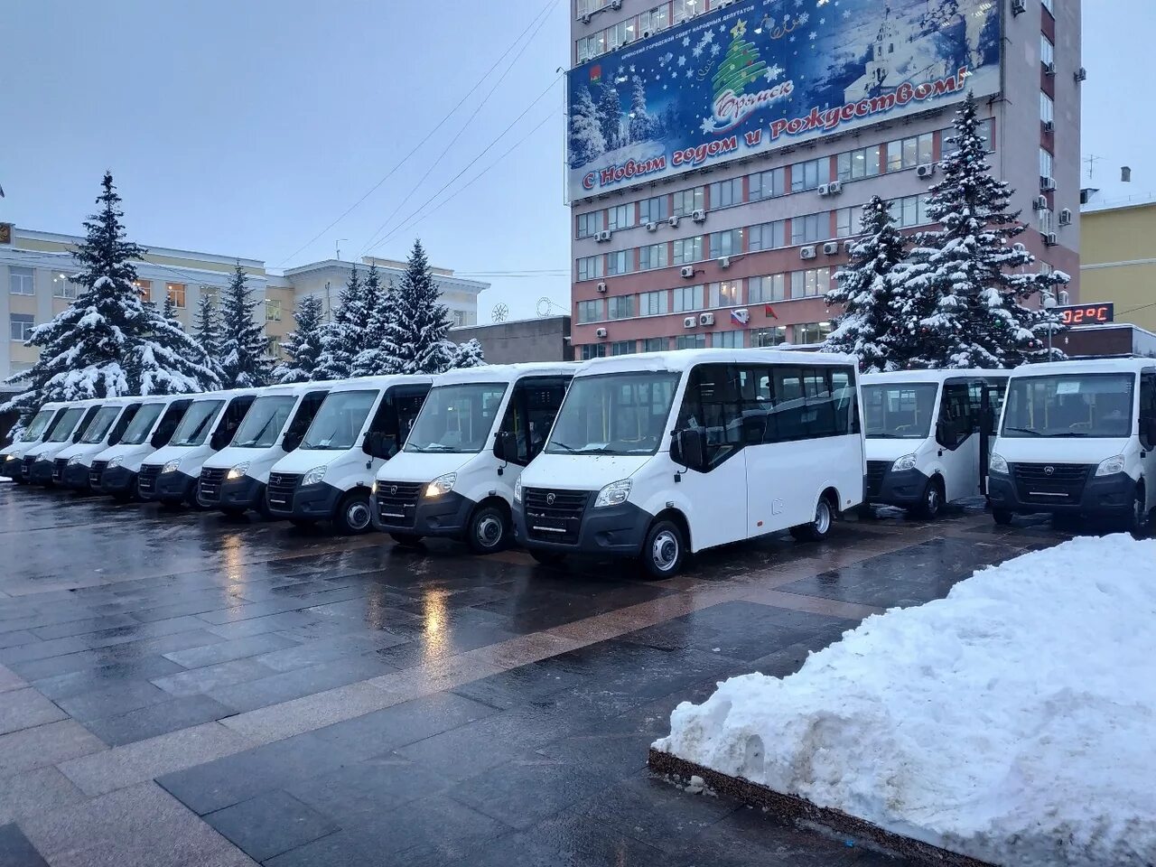 Автовокзал Брянск. Новые автобусы на площади. Автобусы Брянск. Брянск автобус зима. Телефон справочной автовокзала брянск