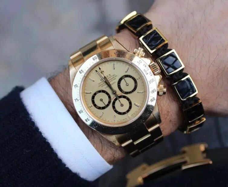 Мужские часы браслетом цена. Браслет с часами мужские. Часы с браслетом мужские на руке. Золотые часы мужские. Браслеты с часами на руке мужские.