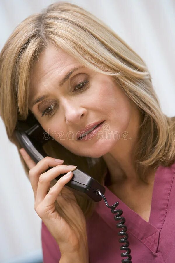 Смс общение с женщиной старше 50. Женщина разговаривает по телефону. Женщина с телефоном. Женщина общается по телефону. Дама говорит по телефону.
