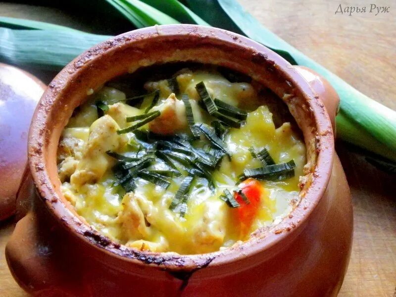 Мясо с картошкой в горшочке со сметаной. Жаркое в горшочках с сыром. жаркое в горшочках с бульоном. курица с картошкой в горшочках со сметаной. жаркое в горшочках без картошки.