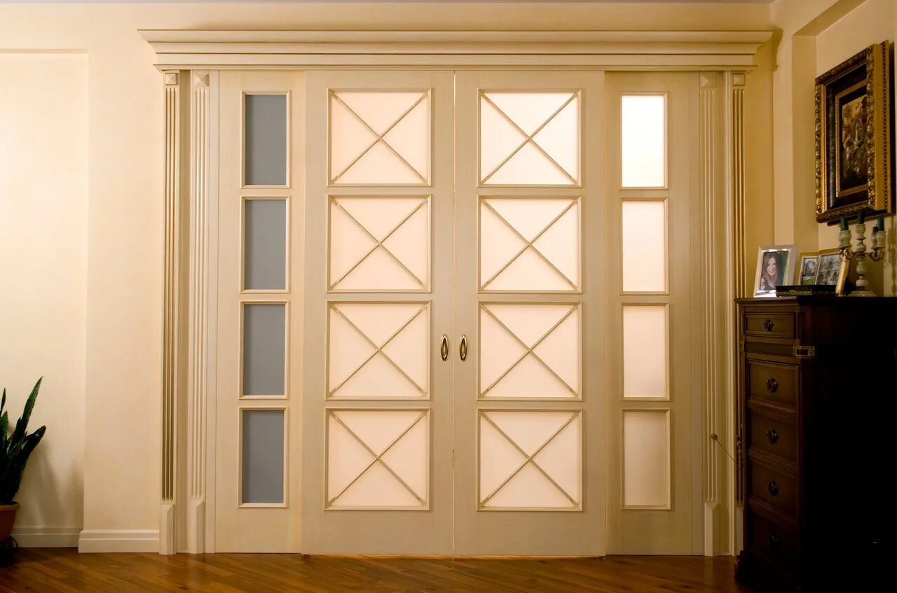 Дверь классика стекло. Альверо раздвижные перегородки. Распашные двери межкомнатные четырехстворчатые. Раздвижные классические двери. Раздвижные двери классика.