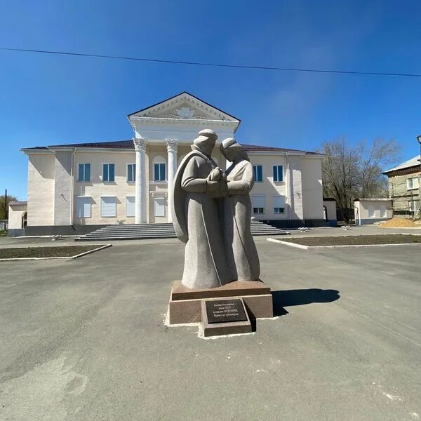 Ленина южноуральск. Памятник Петру и Февронии в Южноуральске. Памятники Южноуральск. Памятник Ленину Южноуральск. Статуя у ЗАГСА Южноуральск.