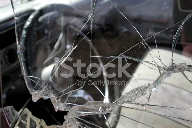 Разбитые судьбы турана м. Разбитое стекло на духовке. Осколки стекла автомобиля. Осколки Фарного стекла. Автомобильные разбитые стекла осколки.
