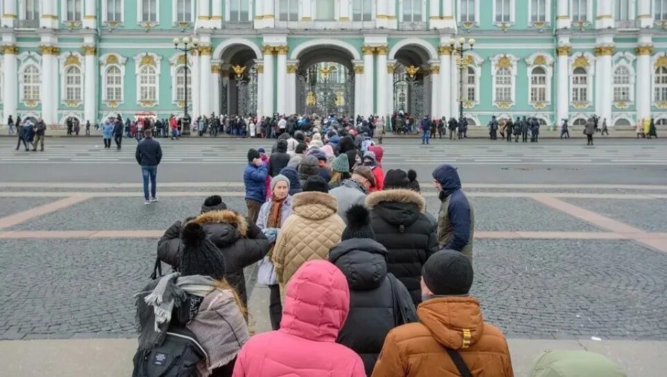 дворцовая площадь белая ночь. праздник в питере в июле. туристы в питере. последний день в питере. день города питер.