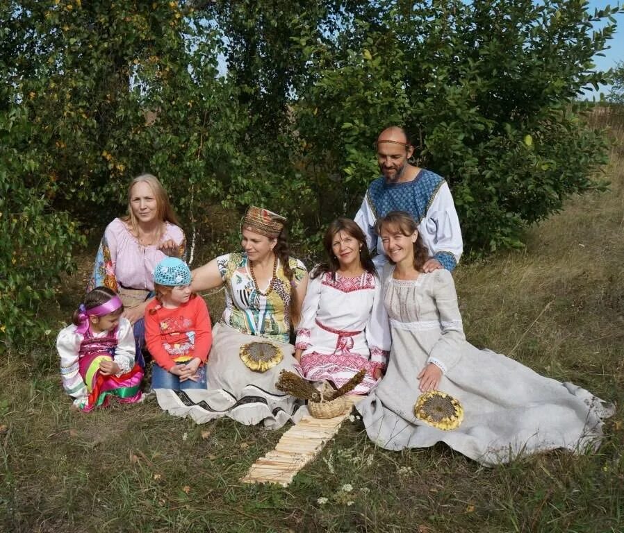 Родовые поместья. Деревня лучезарное. Родовое поместье дети. Деревенский образ жизни. Родовое поселение.