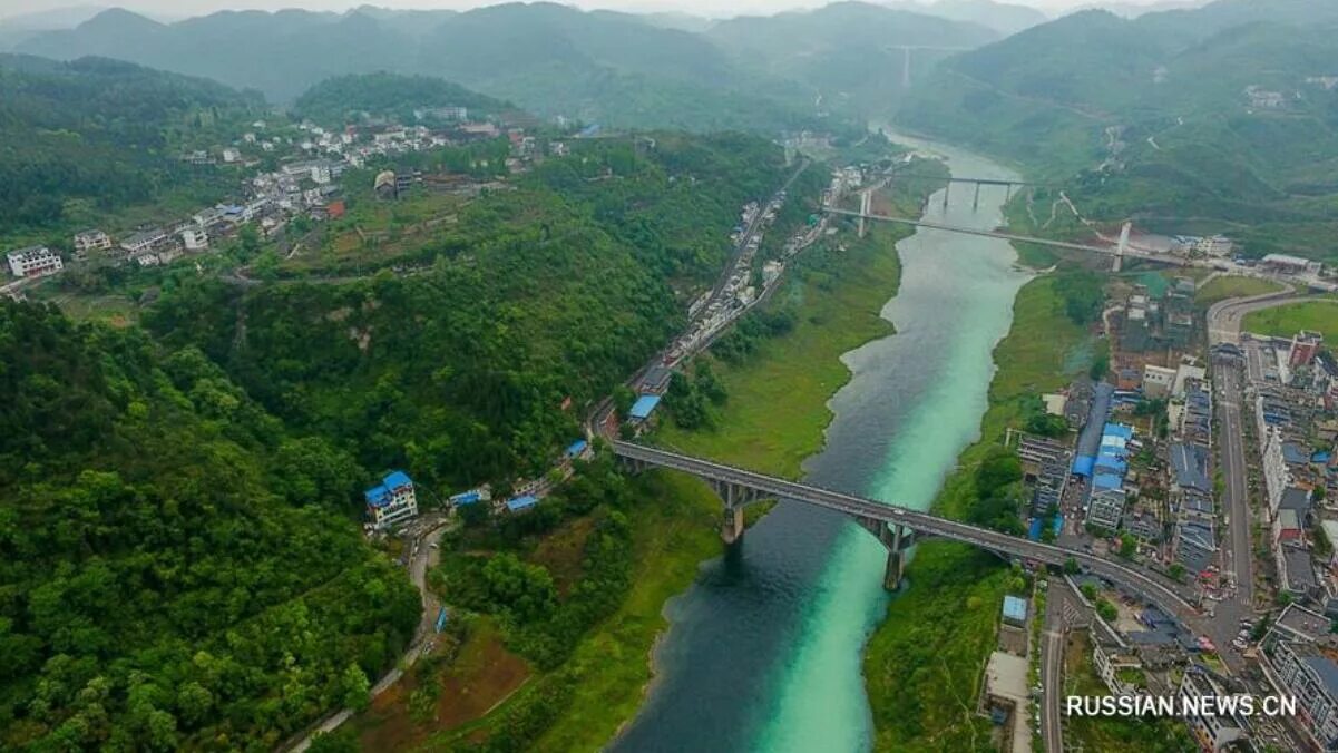 Самая длинная река евразии янцзы. Бассейн реки Янцзы. Китайская река Янцзы. Долина реки Янцзы. Янцзы голубая река.