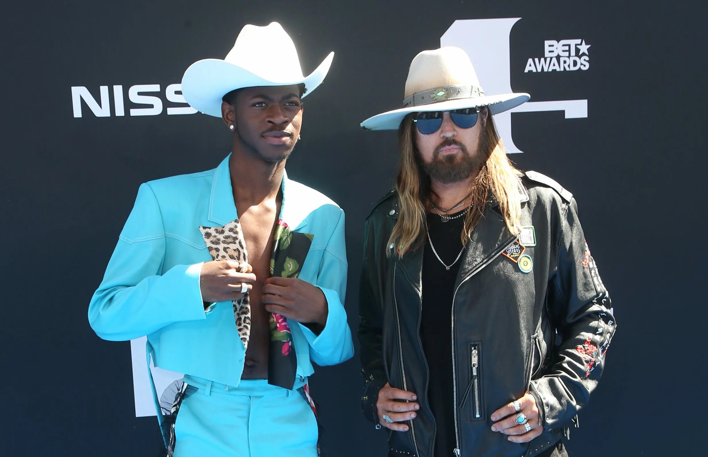 Billy cyrus old town. Lil nas x и Billy Cyrus в old Town. Билли Сайрус и лил нас.