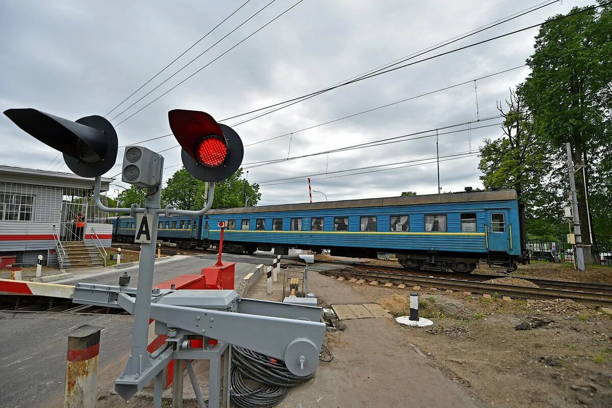Шлагбаум переездный. Движение поездов на переездах. Железнодорожный переезд железная дорога. Жд переезд. Движение поездов на переездах.