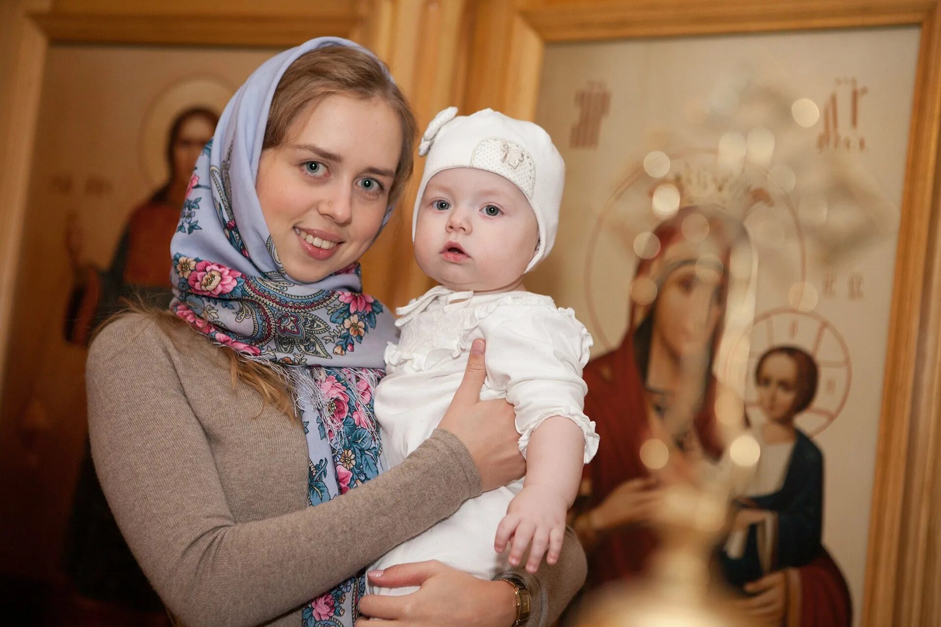 Женщина в платке в храме. Платье на крестины для мамы. Православная девушка. Женщина с ребенком в храме. Православная мама и дети.