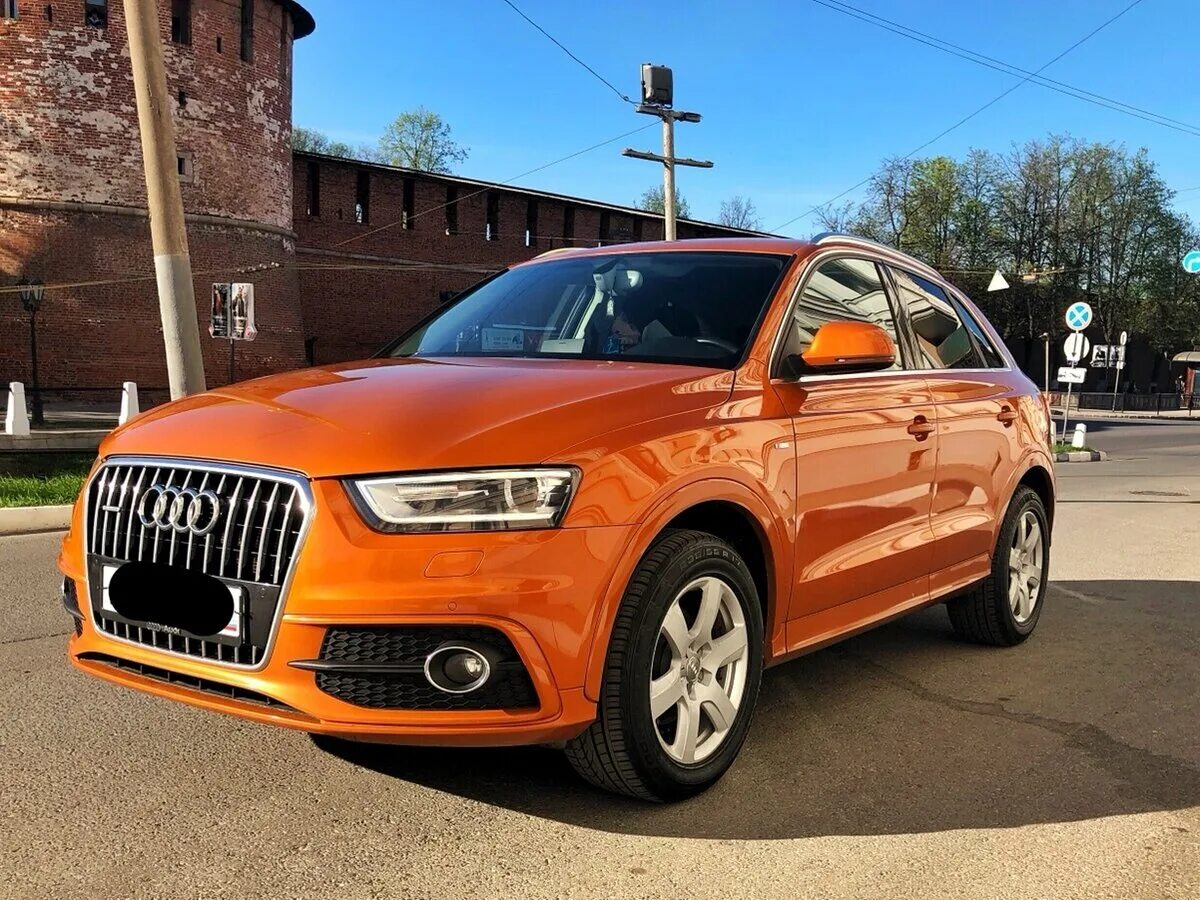 Audio q4. Ауди q3 оранжевая. Ауди джип q3. Audi q3 оранжевая 2021. Ауди паркетник q3.