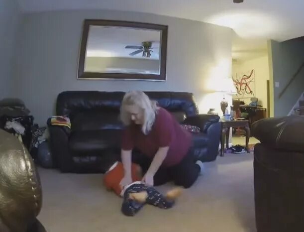 девочка верхом на маме. женщина села на ребенка. мама сидит на лице дочери. фото дочка лежит мама рядом сидит. женщина сидит верхом на ребенке.