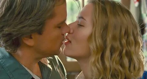 Scarlett kisses