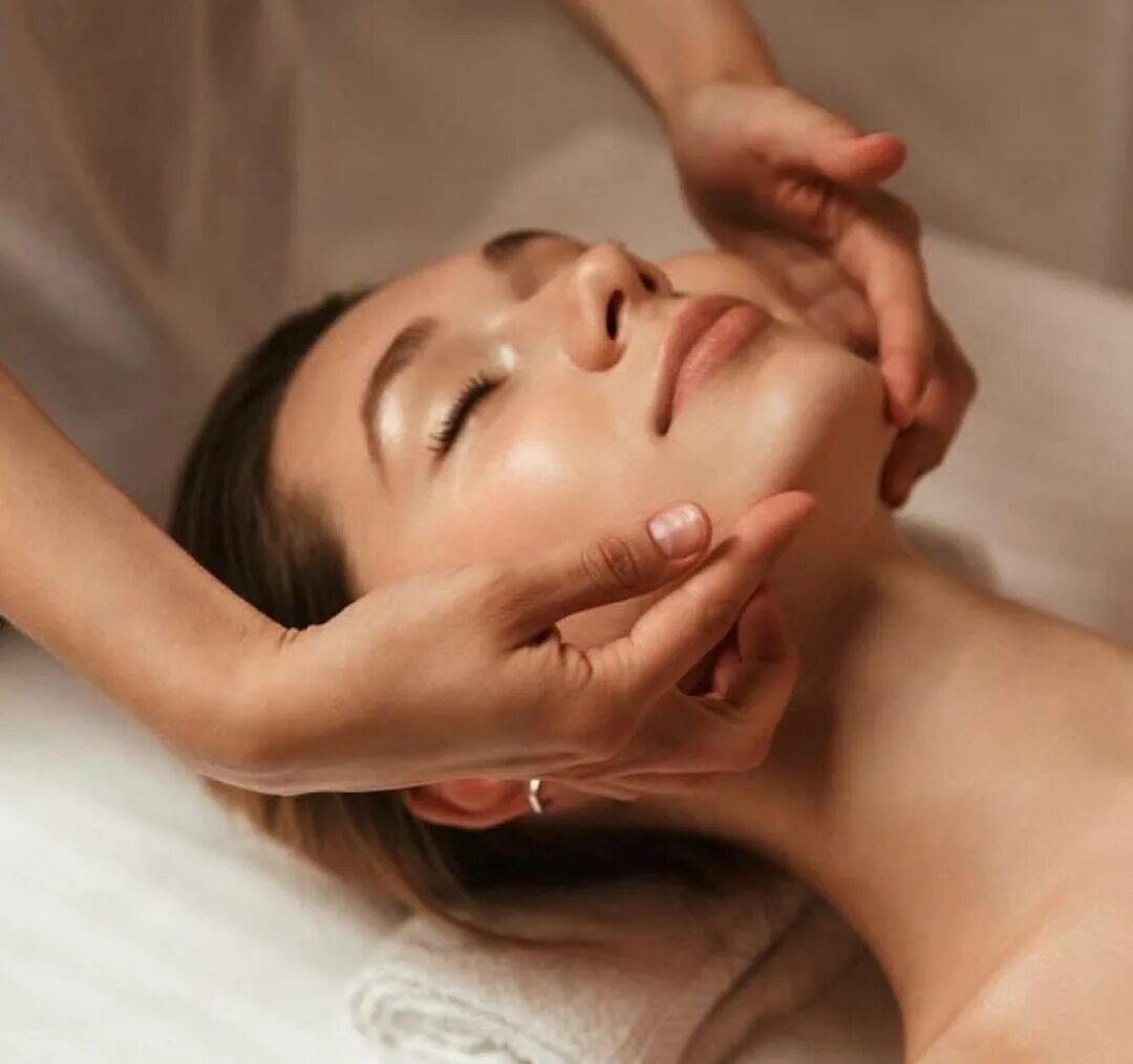 Massage most. Массаж лица. Классический массаж лица. Классический косметический массаж лица. Испанский массаж лица.