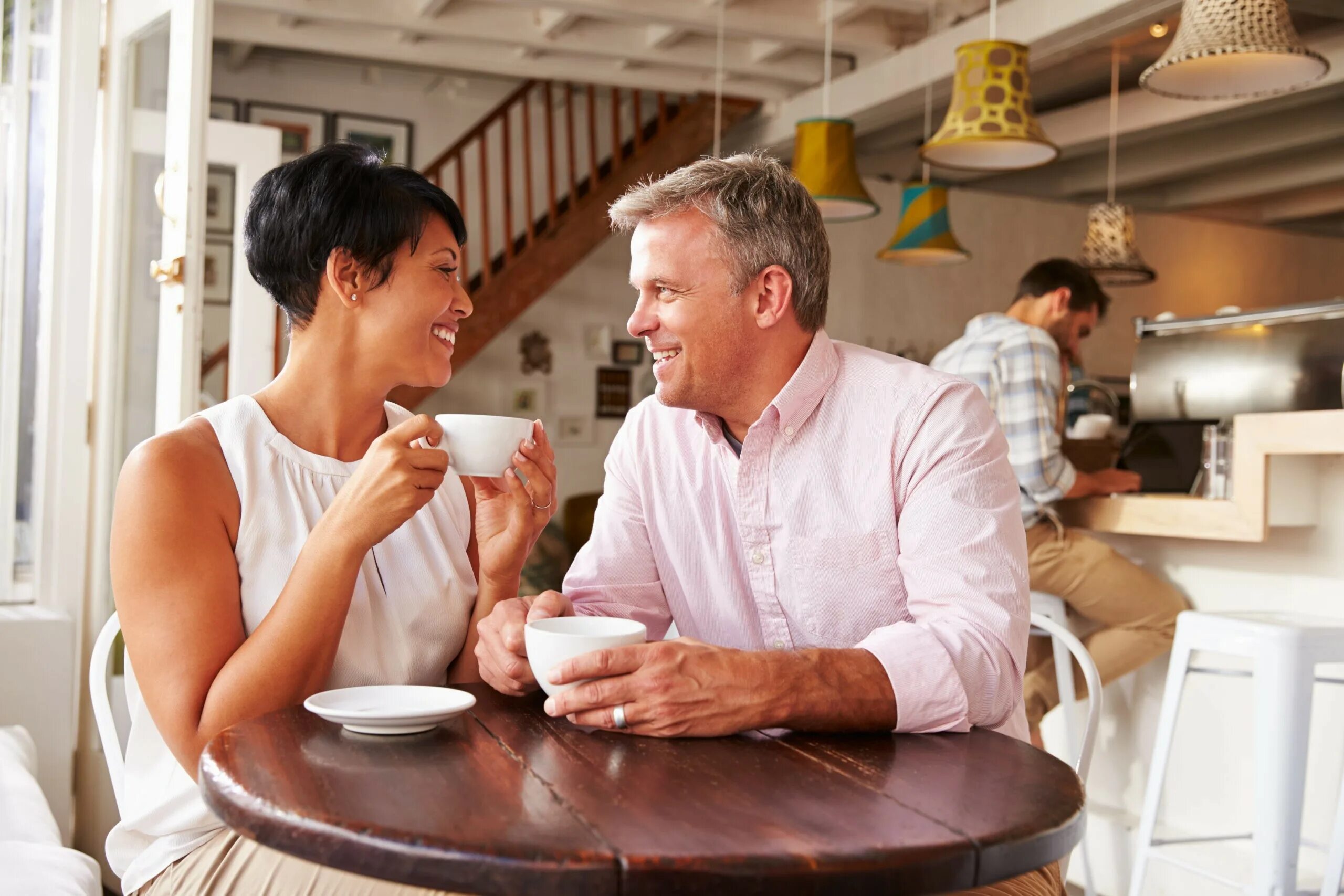 Зрелый муж помогает. Люди в кофейне. Люди среднего возраста в кофейне. Мужчина и женщина в возрасте в кафе. Фотосессия пожилой пары в кафе.