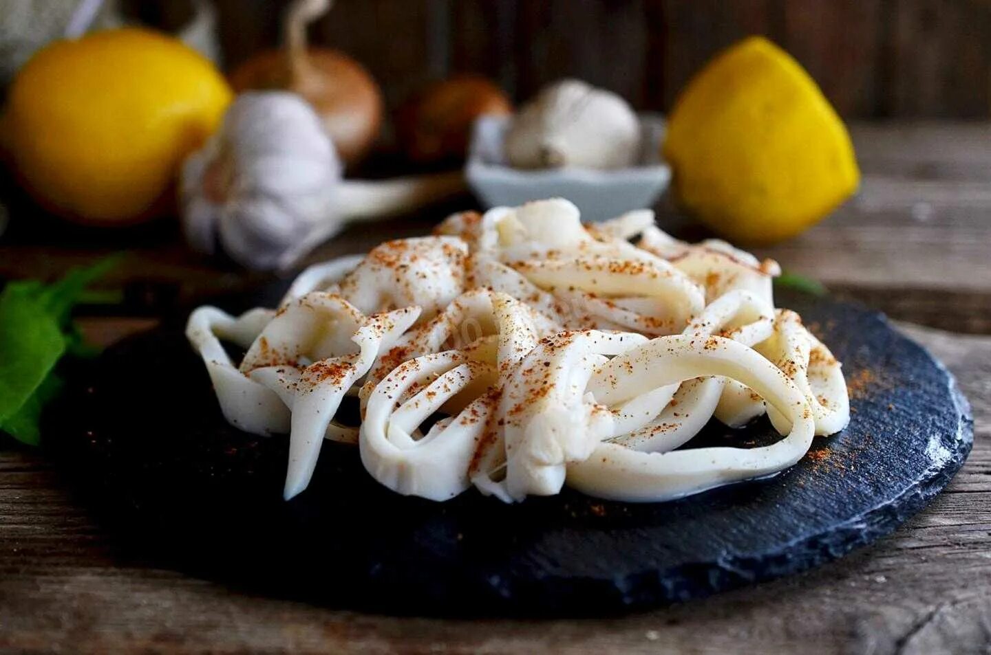 Свежие кальмары рецепт. Кальмар блюдо. Кальмар приготовленный. Красивое блюдо из кальмара. Кальмар морепродукт.