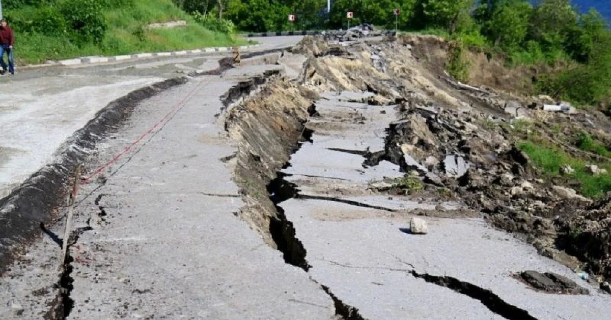 Опасно ли в краснодарском крае. Краснодарский край 2012 оползень. Оползни в Краснодарском крае. Сели и оползни в Краснодарском крае. Обвалы в Краснодарском крае.