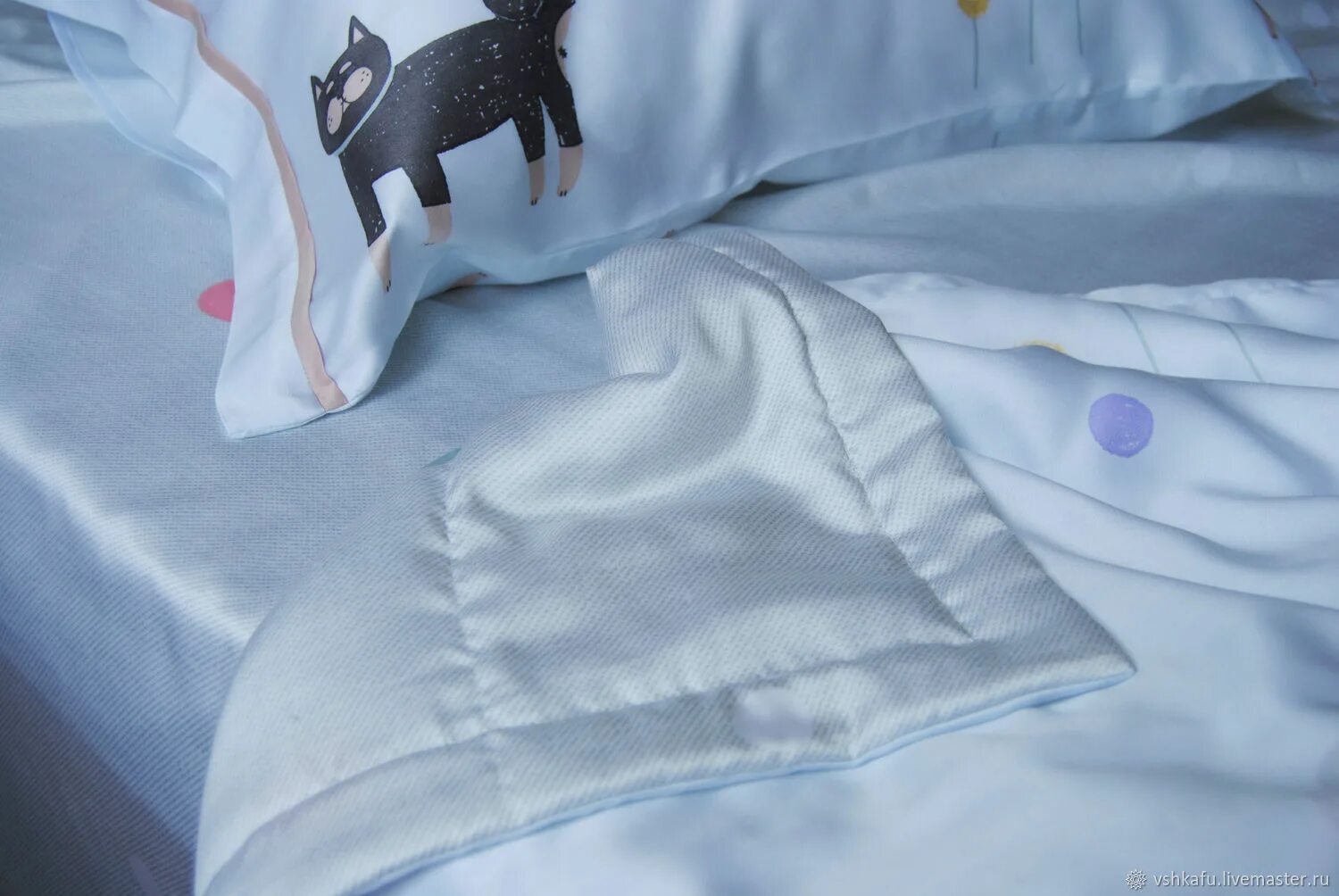 Постельное белье с одеялом. Комплект постельного белья с одеялом. Постельный комплект с одеялом вместо пододеяльника. Постельное белье с одеялом тенсель.