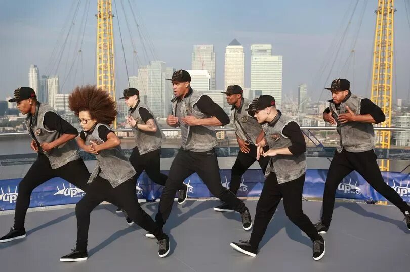 Танцевальная группа ds crew. Best dance group. Diversity танцевальная группа. Хип хоп на сцене. Перетанцуй танцора.
