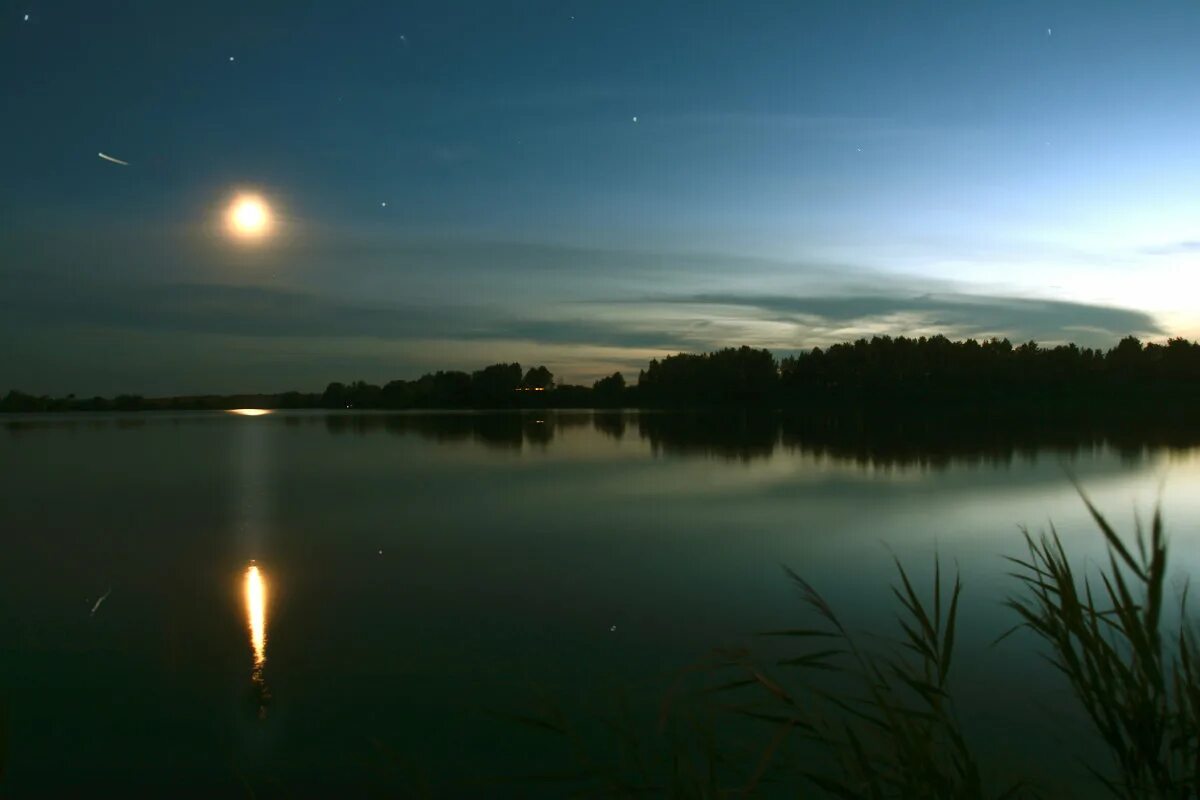 В последний вечер перед. Рассвет перед войной. Рассвет в деревне. Стихи есенина выткался на озере. Летний вечер.