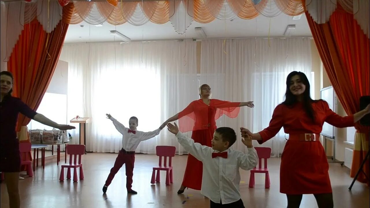 Танец для мам в школе. Танец с мамой в детском саду. Мамы в танце. Танец с мамой на утреннике.