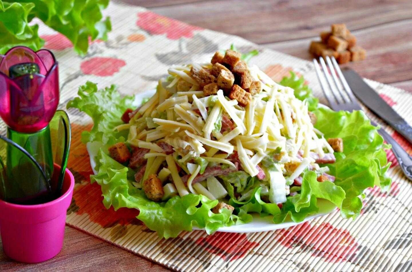 Салат с капустой сухариками и грудкой. Салат с кириешками и копченой колбасой. салат с кириешками и колбасой. салат с кириешками и копченой. салат с копчеными колбасками.