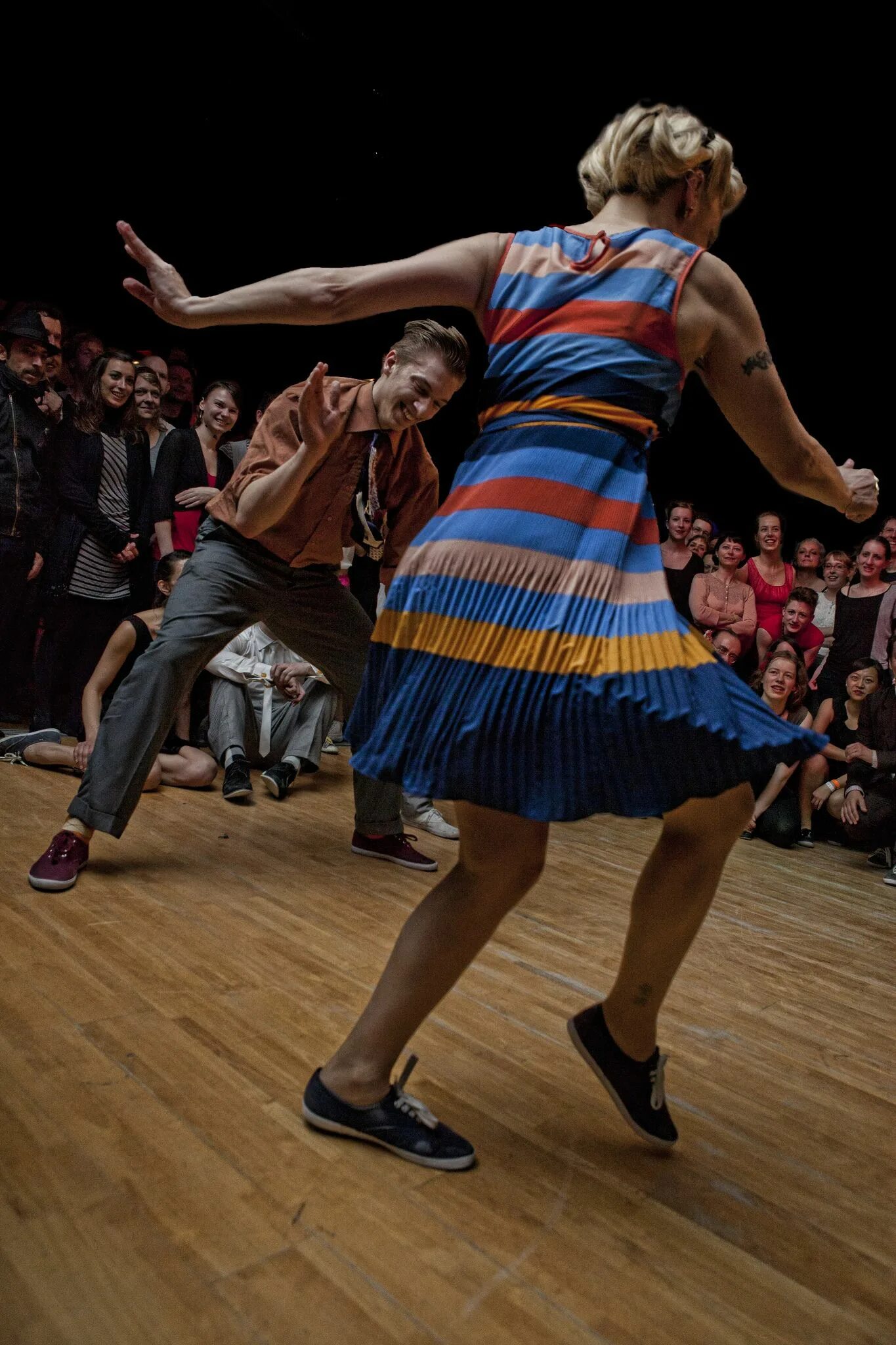 Танцы в стиле линди хоп. Танец линди-хоп (lindy hop). Линди хоп свинг. Одежда для линди хоп для танцев. Линди хоп одежда.