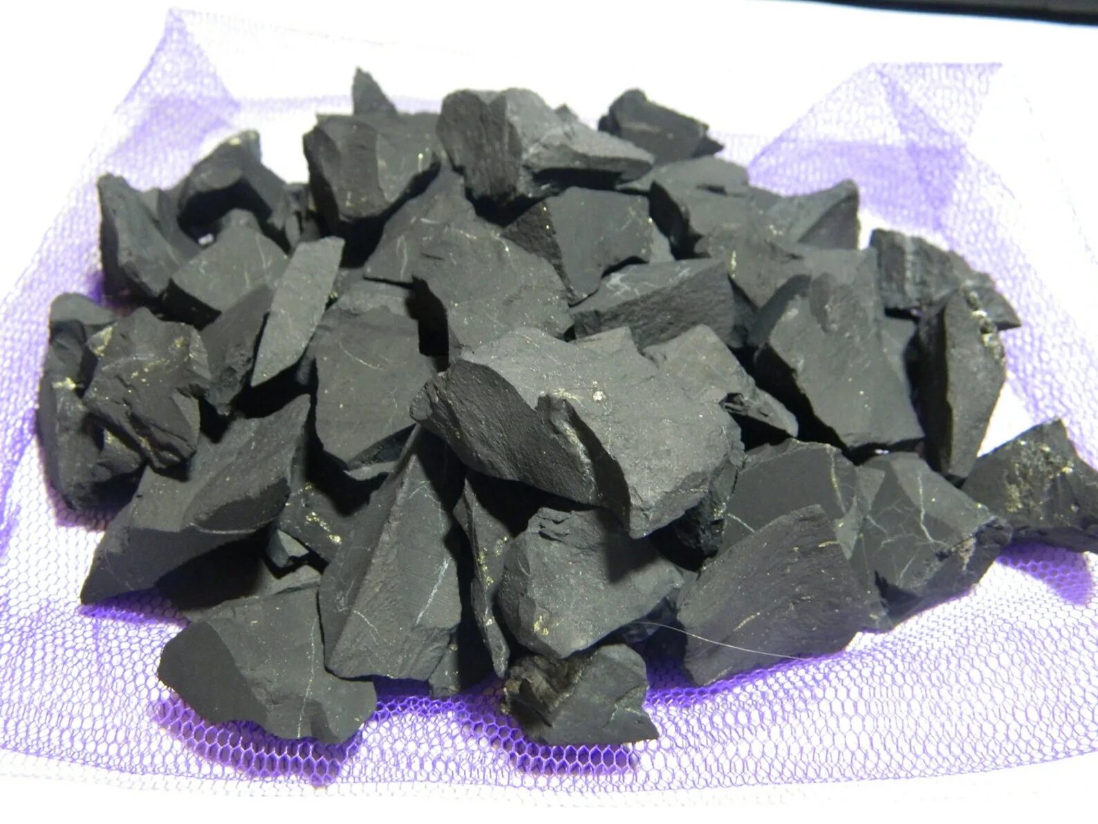 Какой еще декоративный минерал кроме шунгита промышленно. Шунгит минерал. Камень черный шунгит. Шунгит необработанный. Шунгит месторождения.