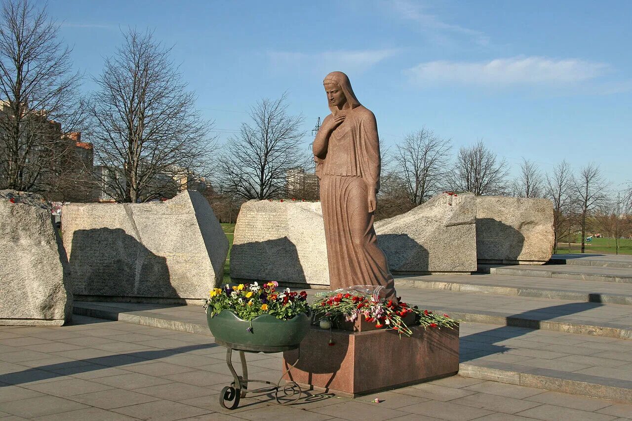 Главный скорбящий. Монумент скорбящая мать волгоград. Главный скорбящий. Скорбящая мать памятник спб. Храм вооруженных сил мероприятия 9 мая.