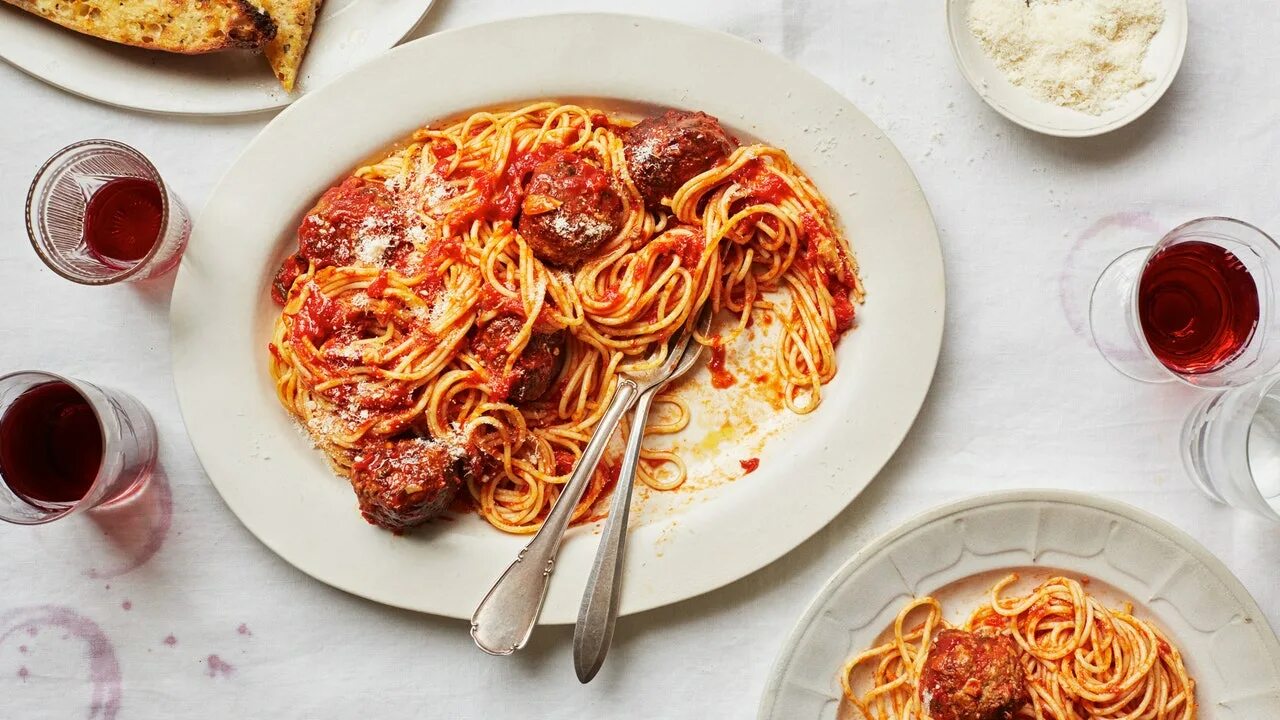 Аппети. Итальянские спагетти. Италия спагетти и пицца. Паста Гуд фуд. Spaghetti and Meatballs.