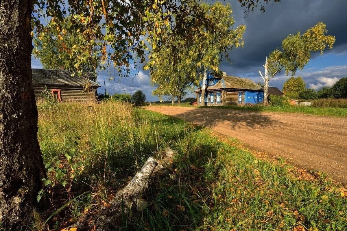 Осенняя глубинка село деревня. Изба деревня деревня тропа. Деревенский дом лавочка деревня река. Пейзаж деревни. Деревенский замечать