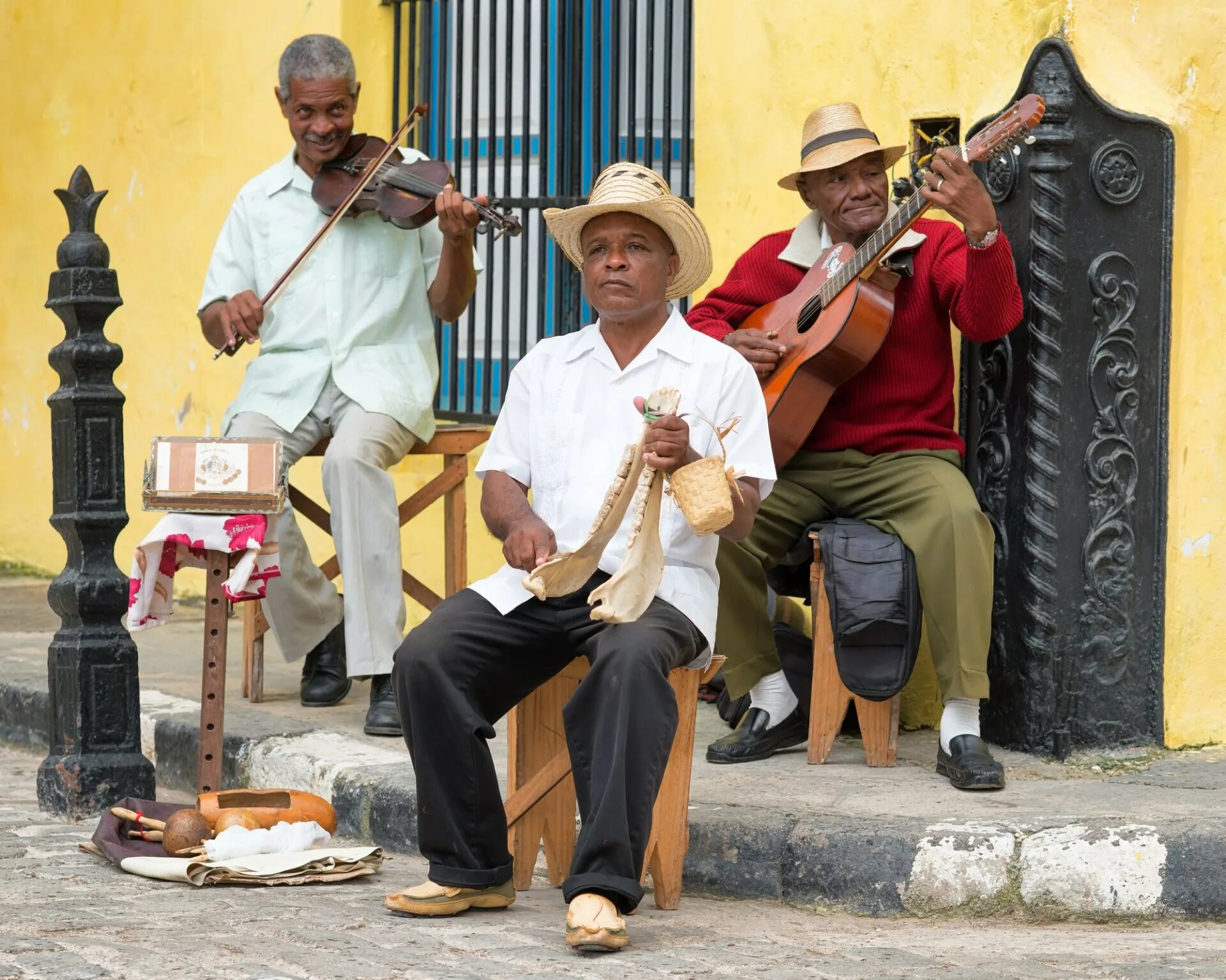 Кубинские песни слушать. Гавана музыканты. Куба музыканты. Куба танцы уличные музыканты. Музыканты из Кубы.