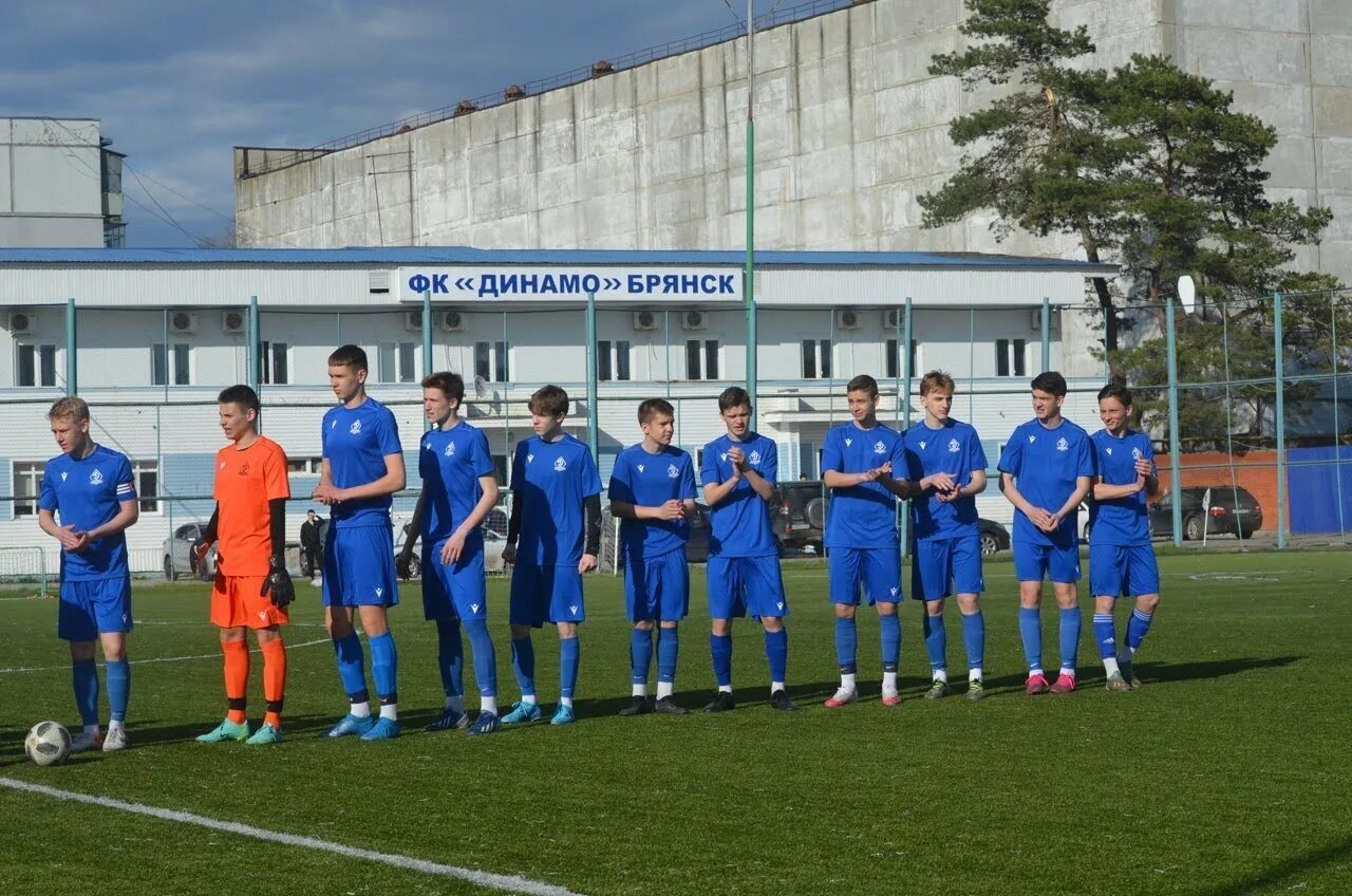 Академия динамо брянск 2008. Стадион динамо брянск. Фк калуга. Фк динамо брянск. Футбольные команды брянска.