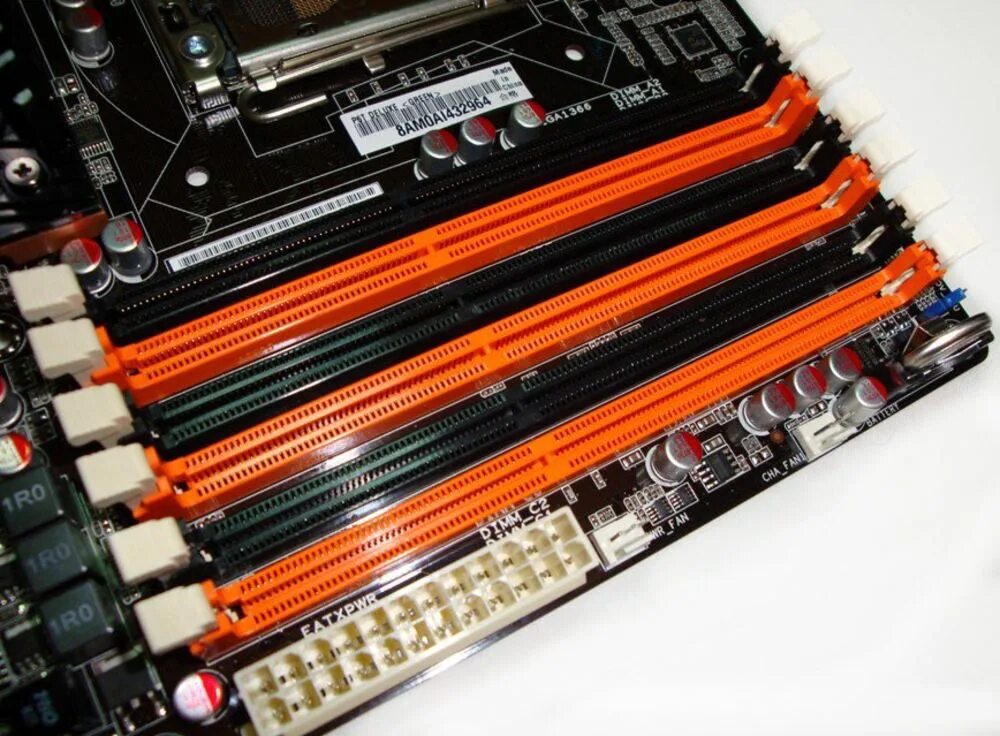 Материнская плата ддр 4. Слот ddr4. Материнская плата гигабайт 4 слота оперативной памяти 2 видеокарты. Материнская плата Gigabyte ddr2 2 слота ОЗУ. Материнская плата слоты оперативной памяти ddr3.