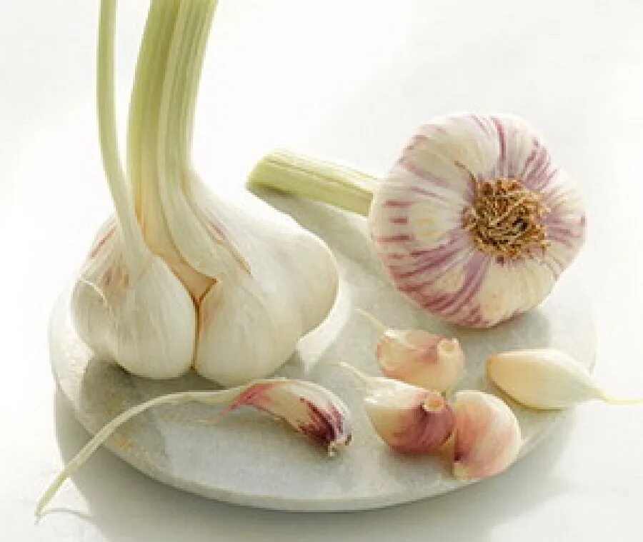 долька чеснока. 3 зубчика чеснок 4 ст. зубчик чеснока. три зубчика чеснока. чеснок флавор.