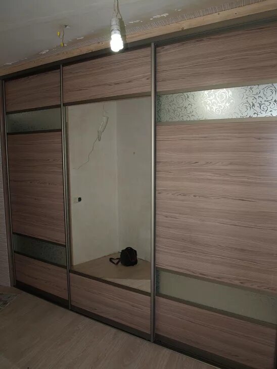 Шкаф купе натяжной. Шкаф купе в потолок. Шкаф купе и подвесной потолок. Шкаф купе натяжной. Встраиваемый шкаф и натяжной потолок.