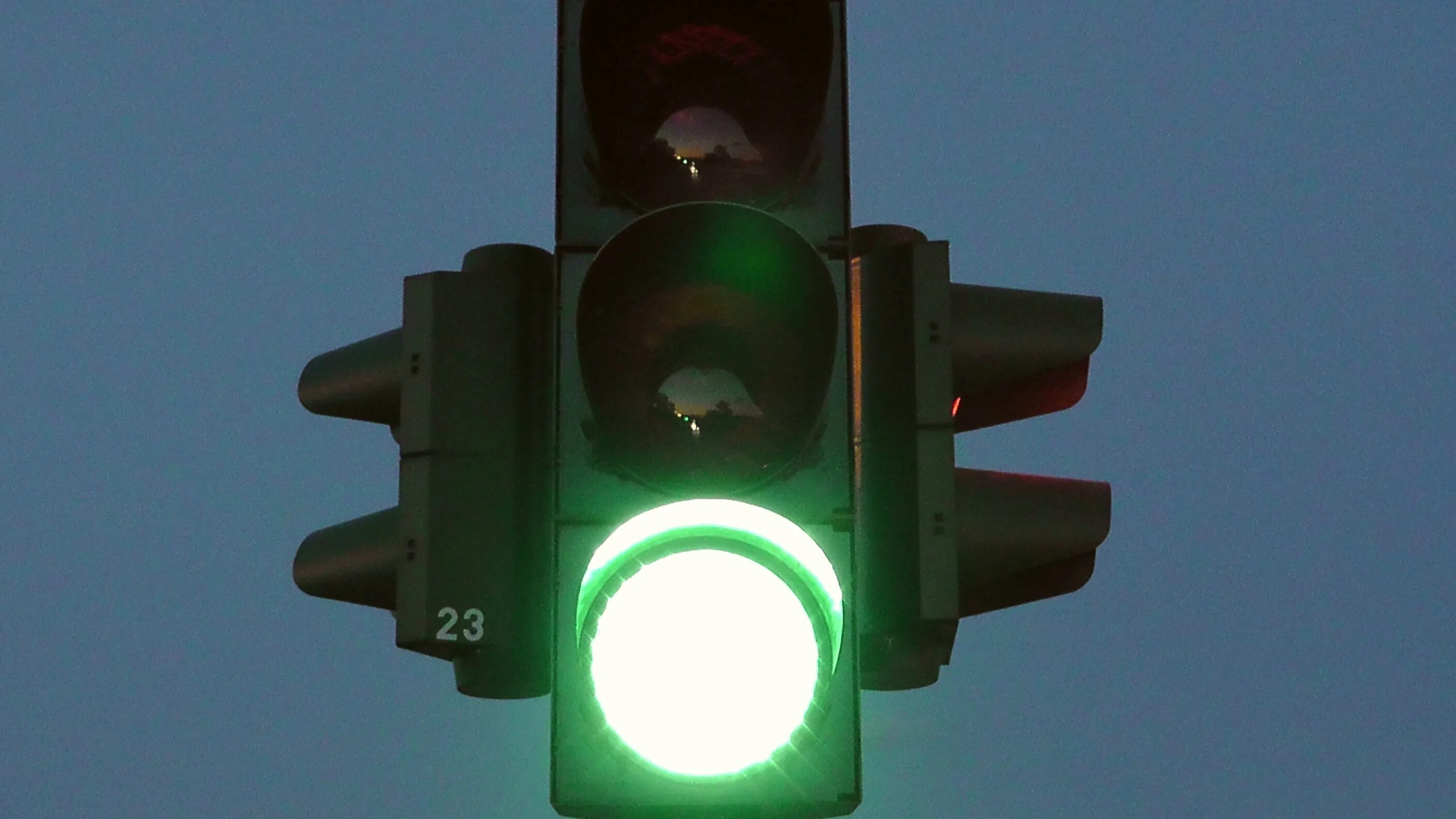 Светофор. Зеленый светофор. Зеленый сигнал светофора. Светофор для пешеходов.
