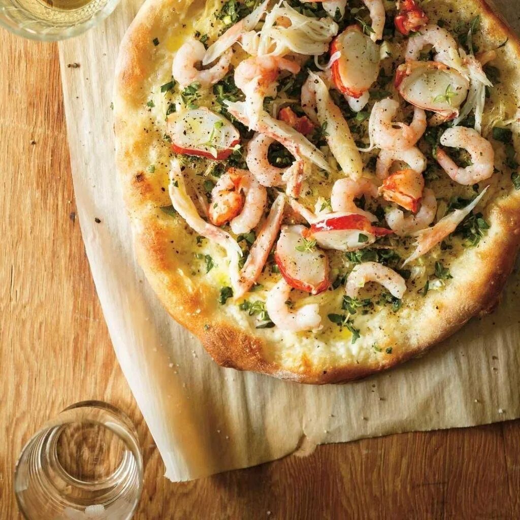 Домашняя пицца с морепродуктами. "Пицца". Пицца из морепродуктов. Пицца дары моря. Итальянская пицца.