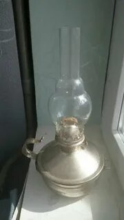 Белая керосиновая лампа