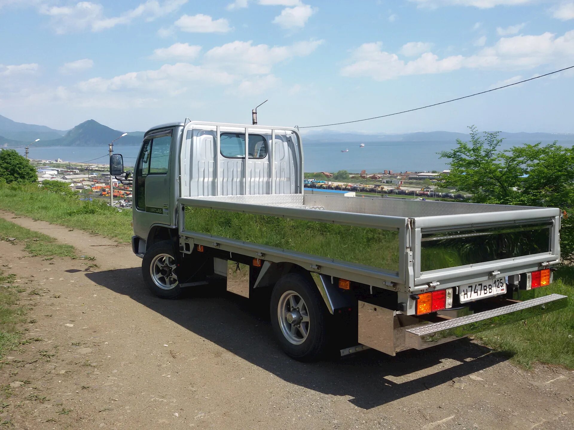 Дром чита грузовики край. Nissan Atlas бортовой, 200. Nissan Atlas бортовой 2-3 тонны. Nissan Atlas 1993 грузовой бортовой. Nissan Atlas f24.