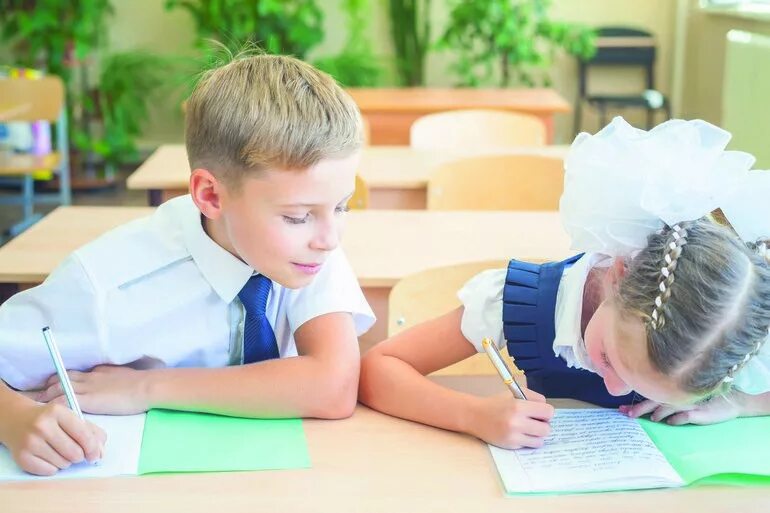 Школьники в классе. Школьники младших классов. Дети в школе с учителем. Ученики на уроке. 6 класс ученики.